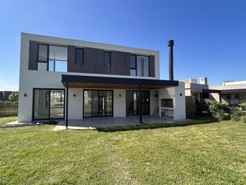 Excelente casa a estrenar en lote central en Barrio Santo Tomás