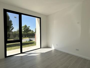 Excelente casa a estrenar en lote central en Barrio Santo Tomás