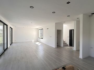 Excelente casa a estrenar en lote central en Barrio Santo Tomás