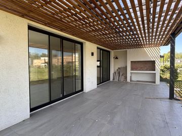 Excelente casa a estrenar en lote central en Barrio Santo Tomás