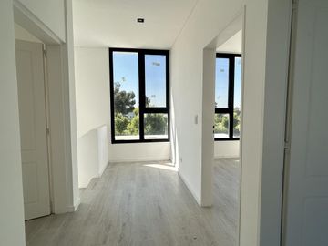 Excelente casa a estrenar en lote central en Barrio Santo Tomás