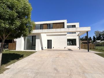 Excelente casa a estrenar en lote central en Barrio Santo Tomás