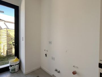 Excelente casa a estrenar en lote central en Barrio Santo Tomás