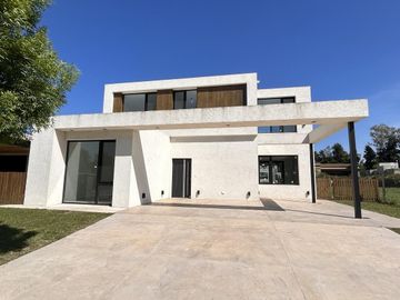 Excelente casa a estrenar en lote central en Barrio Santo Tomás