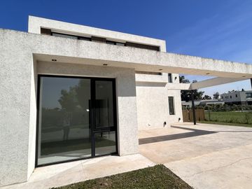 Excelente casa a estrenar en lote central en Barrio Santo Tomás