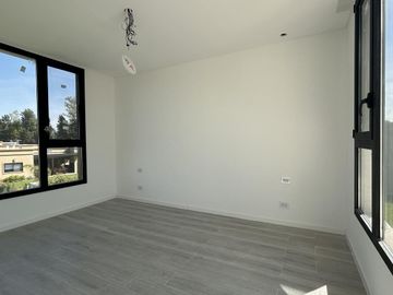 Excelente casa a estrenar en lote central en Barrio Santo Tomás