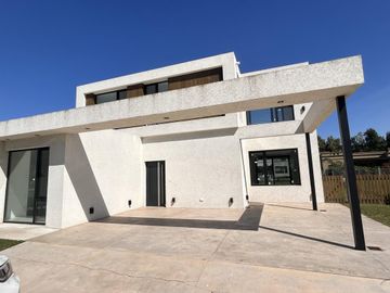 Excelente casa a estrenar en lote central en Barrio Santo Tomás