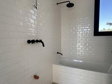 Excelente casa a estrenar en lote central en Barrio Santo Tomás