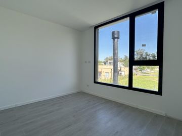 Excelente casa a estrenar en lote central en Barrio Santo Tomás