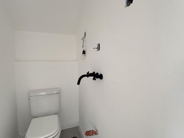 Excelente casa a estrenar en lote central en Barrio Santo Tomás