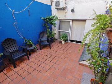 Depto en VENTA - Dos amb. PB y Primer piso - Patio y Balcón terraza