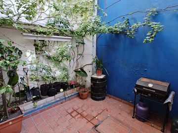 Depto en VENTA - Dos amb. PB y Primer piso - Patio y Balcón terraza
