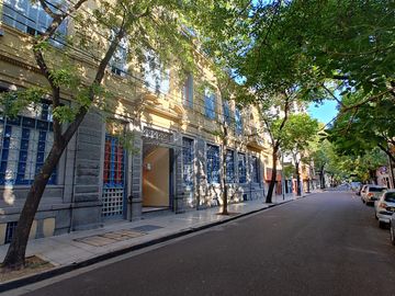 Depto en VENTA - Dos amb. PB y Primer piso - Patio y Balcón terraza