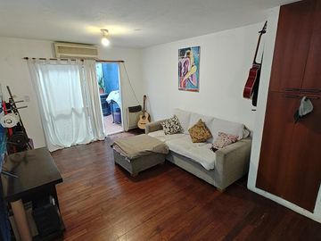 Depto en VENTA - Dos amb. PB y Primer piso - Patio y Balcón terraza