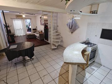 Depto en VENTA - Dos amb. PB y Primer piso - Patio y Balcón terraza