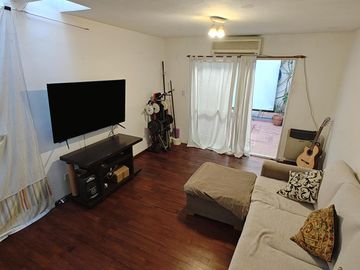 Depto en VENTA - Dos amb. PB y Primer piso - Patio y Balcón terraza