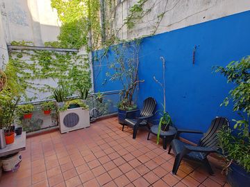 Depto en VENTA - Dos amb. PB y Primer piso - Patio y Balcón terraza