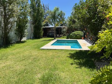 Casa en Manuel B Gonnet zona Villa Castells, 2 Dor.