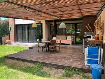 Casa en Manuel B Gonnet zona Villa Castells, 2 Dor.