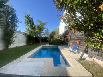 Casa en Manuel B Gonnet zona Villa Castells, 2 Dor.