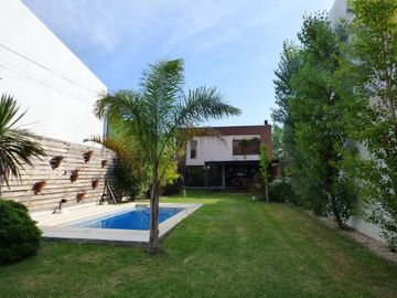 Casa en Manuel B Gonnet zona Villa Castells, 2 Dor.