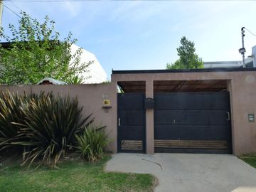 Casa en Manuel B Gonnet zona Villa Castells, 2 Dor.
