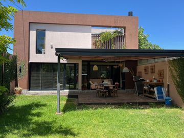 Casa en Manuel B Gonnet zona Villa Castells, 2 Dor.