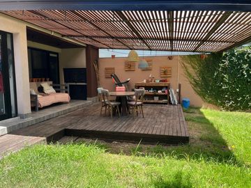 Casa en Manuel B Gonnet zona Villa Castells, 2 Dor.