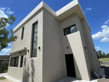 VENTA  CASA 6 ambientes a la Laguna en Barrio San Sebastian AREA 10 - APTO CREDITO