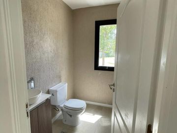 VENTA  CASA 6 ambientes a la Laguna en Barrio San Sebastian AREA 10 - APTO CREDITO