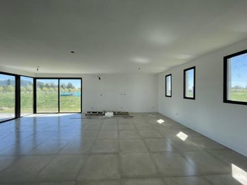 VENTA  CASA 6 ambientes a la Laguna en Barrio San Sebastian AREA 10 - APTO CREDITO