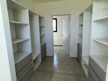 VENTA  CASA 6 ambientes a la Laguna en Barrio San Sebastian AREA 10 - APTO CREDITO