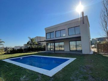 VENTA  CASA 6 ambientes a la Laguna en Barrio San Sebastian AREA 10 - APTO CREDITO