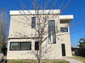 VENTA  CASA 6 ambientes a la Laguna en Barrio San Sebastian AREA 10 - APTO CREDITO