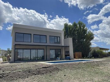 VENTA  CASA 6 ambientes a la Laguna en Barrio San Sebastian AREA 10 - APTO CREDITO