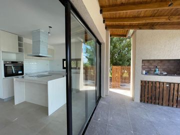 VENTA  CASA 6 ambientes a la Laguna en Barrio San Sebastian AREA 10 - APTO CREDITO