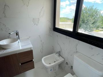 VENTA  CASA 6 ambientes a la Laguna en Barrio San Sebastian AREA 10 - APTO CREDITO