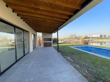 VENTA  CASA 6 ambientes a la Laguna en Barrio San Sebastian AREA 10 - APTO CREDITO