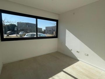 VENTA  CASA 6 ambientes a la Laguna en Barrio San Sebastian AREA 10 - APTO CREDITO