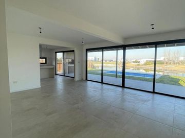 VENTA  CASA 6 ambientes a la Laguna en Barrio San Sebastian AREA 10 - APTO CREDITO
