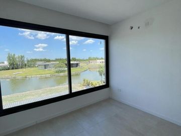 VENTA  CASA 6 ambientes a la Laguna en Barrio San Sebastian AREA 10 - APTO CREDITO