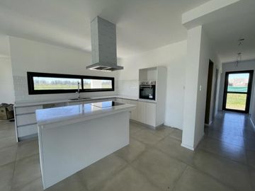 VENTA  CASA 6 ambientes a la Laguna en Barrio San Sebastian AREA 10 - APTO CREDITO