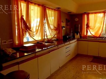 VENTA - Única en su estilo Casa - 4 dormitorios - De Vicenzo Grande