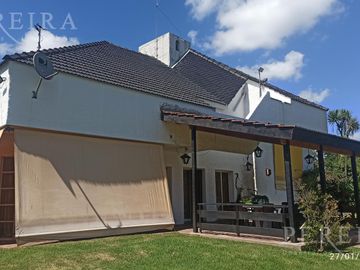 VENTA - Única en su estilo Casa - 4 dormitorios - De Vicenzo Grande