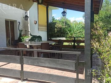 VENTA - Única en su estilo Casa - 4 dormitorios - De Vicenzo Grande