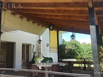 VENTA - Única en su estilo Casa - 4 dormitorios - De Vicenzo Grande