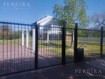VENTA - Única en su estilo Casa - 4 dormitorios - De Vicenzo Grande