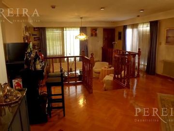VENTA - Única en su estilo Casa - 4 dormitorios - De Vicenzo Grande