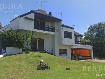 VENTA - Única en su estilo Casa - 4 dormitorios - De Vicenzo Grande