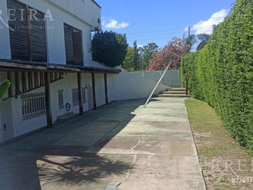 VENTA - Única en su estilo Casa - 4 dormitorios - De Vicenzo Grande